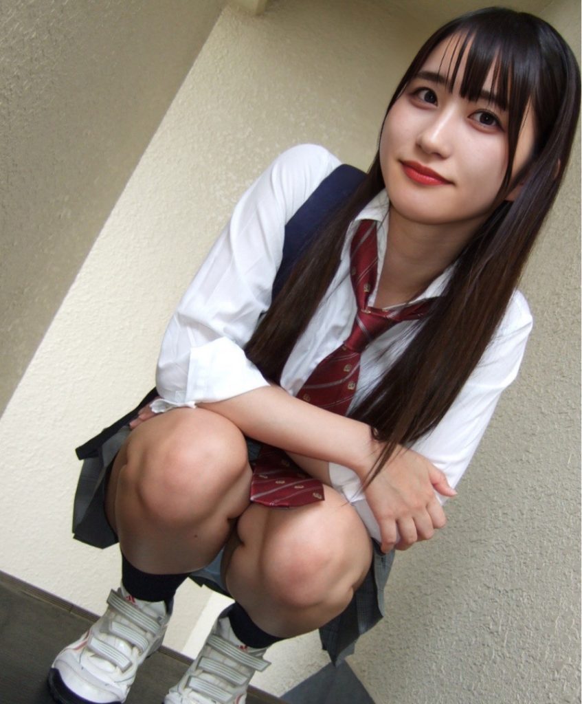 JKコスプレで街歩きを楽しむ女性"